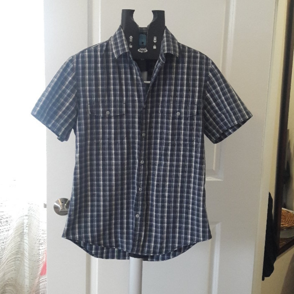 Men's Short Sleeve Shirt. Medium. Perry Ellis.